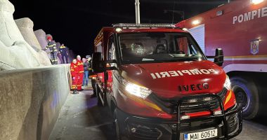 GALERIE FOTO Un bărbat care căzuse între stabilopozi, în zona Cazinoului, a fost salvat de pompierii militari - 2