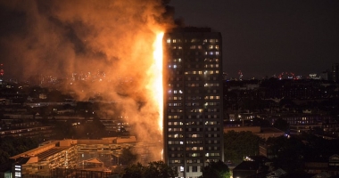 GALERIE FOTO. INCENDIU LA LONDRA / Un bloc de locuințe cu 30 de etaje cuprins de flăcări. Peste 30 de răniți - 7