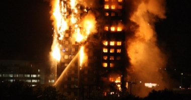 GALERIE FOTO. INCENDIU LA LONDRA / Un bloc de locuințe cu 30 de etaje cuprins de flăcări. Peste 30 de răniți - 6