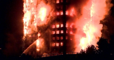 GALERIE FOTO. INCENDIU LA LONDRA / Un bloc de locuințe cu 30 de etaje cuprins de flăcări. Peste 30 de răniți - 8