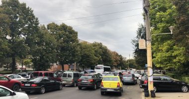 GALERIE FOTO. IMPACT FRONTAL ÎNTRE UN TAXI ȘI UN BMW, LA TROCADERO - 3