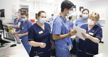 Stire din Sănătate : Guvernul deblochează angajările în Sănătate! Circa 4.000 de posturi, scoase la concurs