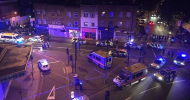 Stire din Eveniment : ATENTAT LONDRA / Un mort și opt răniți după ce un vehicul a intrat în pietoni. Galerie FOTO