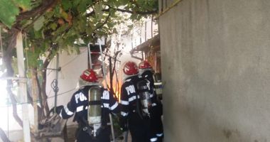 UPDATE. INCENDIU LA CONSTANȚA, în Faleză Nord. ARD TREI CASE!