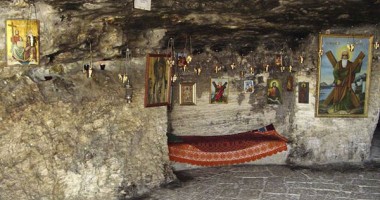Stire din Cultură-Educație : 12 episcopi prezenți mâine la Peștera Sfântului Andrei