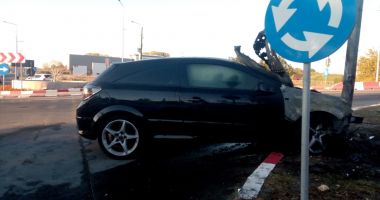 Galerie foto. Mașină cuprinsă de flăcări, după ce s-a izbit în stâlp! Șoferul, băut! - 2
