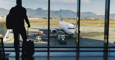 Stire din Actualitate : De ce vând companiile aeriene mai multe bilete decât locuri. Ce a pățit o româncă