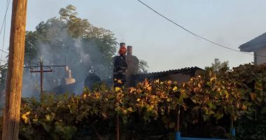 GALERIE FOTO / Incendiu la o casă din Constanța. Intervin mai multe autospeciale - 3