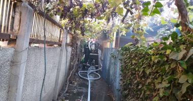 GALERIE FOTO / Incendiu la o casă din Constanța. Intervin mai multe autospeciale - 4