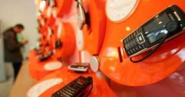 Hoții minori atacă din nou: au spart un magazin de telefoane