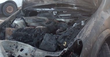 Galerie foto. Mașină cuprinsă de flăcări, după ce s-a izbit în stâlp! Șoferul, băut! - 3