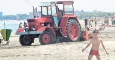 Stire din Social : Bărbatul care se plimba cu tractorul pe plajă, printre turiști, va fi sancționat
