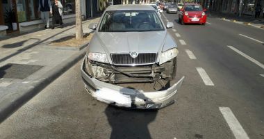 Galerie FOTO. Șoferiță izbită cu mașina în zid, după ce un șofer nu i-a acordat prioritate - 2