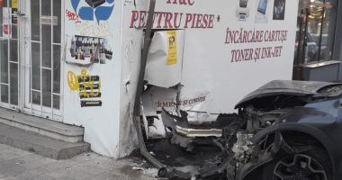 Galerie FOTO. Șoferiță izbită cu mașina în zid, după ce un șofer nu i-a acordat prioritate - 3