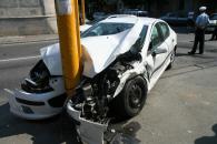 Stire din Eveniment : Nu a oprit la "Stop", a lovit o Skoda și s-a oprit într-un stâlp