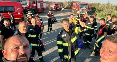 Stire din Eveniment : Galerie FOTO: Eroii de la Poarta Albă. Iată pompierii care s-au luptat 7 ore cu flăcările