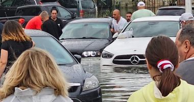 Stire din Social : GALERIE FOTO. Cum arată dezastrul la Vama Veche! Turiști disperați, mașini inundate în urma potopului!