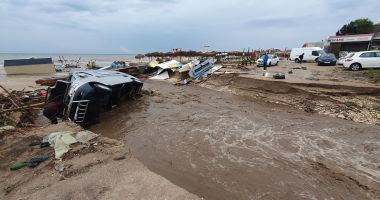 GALERIE FOTO. Cum arată dezastrul la Vama Veche! Turiști disperați, mașini inundate în urma potopului! - 3
