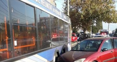 Accident rutier la Constanța! MAȘINĂ PROIECTATĂ ÎNTR-UN AUTOBUZ RATC