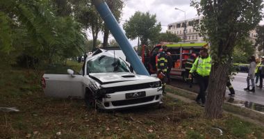 Stire din Eveniment : GALERIE FOTO / GRAV ACCIDENT RUTIER ÎN MAMAIA. O mașină a intrat într-un stâlp