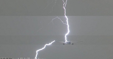 Imagini terifiante cu un avion lovit de fulgere, imediat după decolare