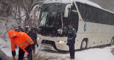 Stire din Social : FOTO. Trafic dificil în județul Constanța. Trei autocare, prinse în nămeți