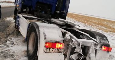 Camioane cu cauciuri de vară, "surprinse" de iarnă pe drumurile naționale - 2