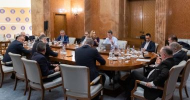 Stire din Politică-Administrație : Patru partide se pregătesc să intre împreună la guvernare. Varianta unui candidat comun la prezidenţiale rămâne în discuţie