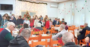 Seniorii de la Căminul pentru Persoane Vârstnice din Constanța au primit colindători - 2