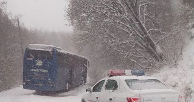 FOTO. Trafic dificil în județul Constanța. Trei autocare, prinse în nămeți - 3