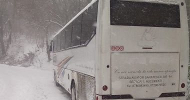 FOTO. Trafic dificil în județul Constanța. Trei autocare, prinse în nămeți - 2