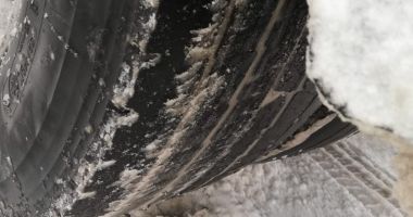 Camioane cu cauciuri de vară, "surprinse" de iarnă pe drumurile naționale - 3