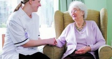 Stire din Social : Flori și fructe pentru bătrânii de la Căminul de pensionari din Poarta Albă