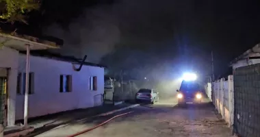Incendiu în toiul nopții. Flăcările au cuprins o locuință și au distrus două camere - 4