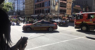 GALERIE FOTO / PANICĂ ÎN AUSTRALIA: o mașină A INTRAT ÎN MULȚIME! DOI SUSPECȚI, RIDICAȚI DE POLIȚIE - 2