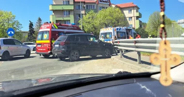 Stire din Eveniment : Accident rutier în Ovidiu. Echipaje SMURD și SAJ au intervenit de urgență pentru evaluarea victimelor