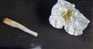 Stire din Eveniment : În parcul de la gară, cu droguri în buzunar. Doi tineri au fost luați în vizor de jandarmi