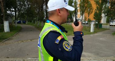 Stire din Eveniment : Pietonii nu scapă nepedepsiți! Zeci de persoane au fost sancționate după ce au traversat ilegal