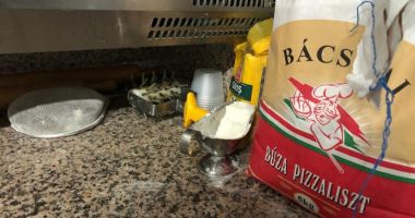 Stire din Social : Galerie foto-video. Două pizzerii din Constanța, închise temporar de Protecția Consumatorilor