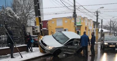 ACCIDENT SPECTACULOS LA CONSTANȚA! Mașină urcată pe stâlp