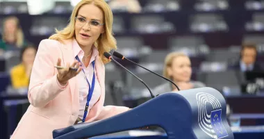 Stire din Actualitate : Gabriela Firea: "Majoratul digital nu este un moft, ci o protecţie necesară a copiilor noştri"