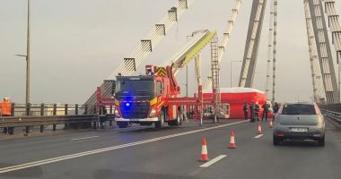 Stire din Eveniment : Intervenție de urgență la Agigea! Un bărbat s-a urcat pe pod pentru a protesta