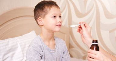 Stire din Sănătate : Consumul de ibuprofen şi paracetamol pentru copii a crescut cu 50%! Ce spun autorităţile despre lipsa medicamentelor