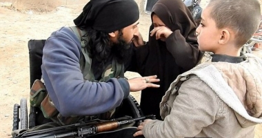 Stire din Actualitate : Momentul halucinant în care un jihadist își ia rămas bun de la copiii săi, înainte să se detoneze