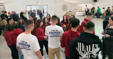Stire din Cultură-Educație : Studenții ovidieni utilizează realitatea virtuală pentru studiul motoarelor