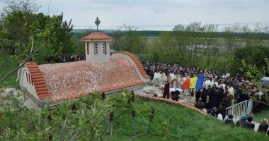 Stire din Eveniment : Zeci de constănțeni, prezenți la manifestările religioase de la Mănăstirea Dervent