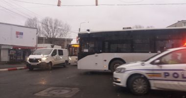 Galerie foto. Pericol în intersecția de la City Park Mall. Un autobuz a luat-o la vale și s-a urcat pe scuar - 3
