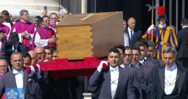 Stire din Eveniment : Ziua despărțirii de „un papă apropiat de oameni, cu o inimă deschisă pentru toţi”