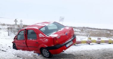 GALERIE FOTO. Mașină lovită de tren, în județul Constanța. Victima, o femeie - update - 4