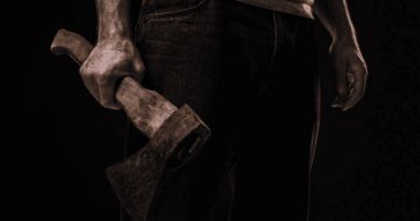 Stire din Eveniment : Amenințări cu toporișca în plină stradă. Un bărbat și iubita acestuia, amendați de polițiștii constănțeni